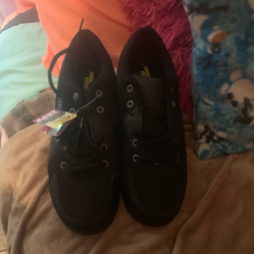 SHOES FOR CREWS NON SLIP BRAMD NEW NEVER WORN